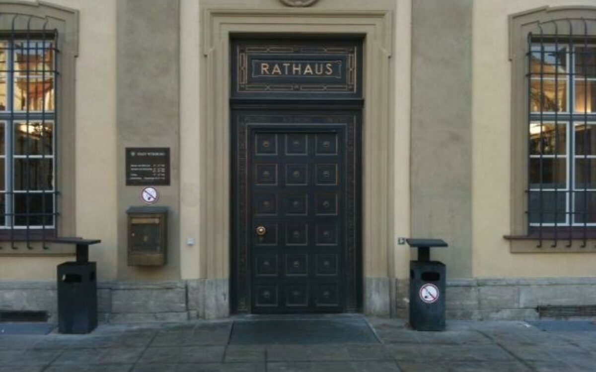 1607661548eingang rathaus innenhof eingang 3 foto fh 2011 1607661548eingang rathaus innenhof eingang 3 foto fh 2011